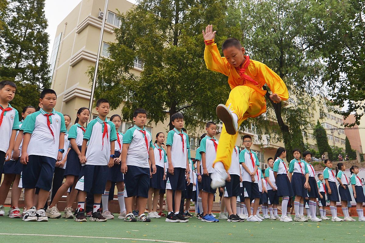 2020年8月31日,开学首日,青岛重庆路第三小学的学生王刘阳在运动场上