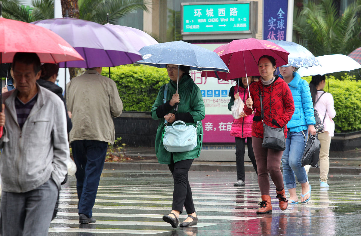 清明节下雨天，学生出门需带伞：对仗工整的诗句