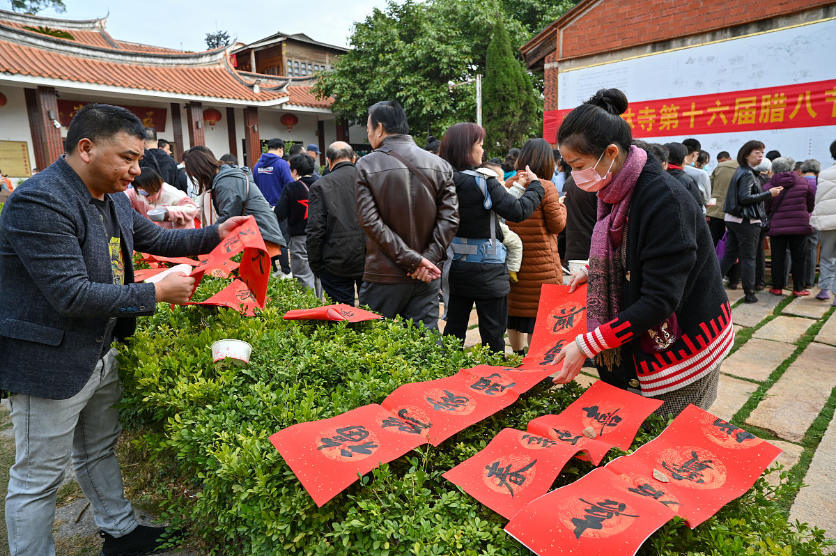 2022年1月10日,福建泉州,少林寺僧侣们在腊八节当天书写春联赠送市民,