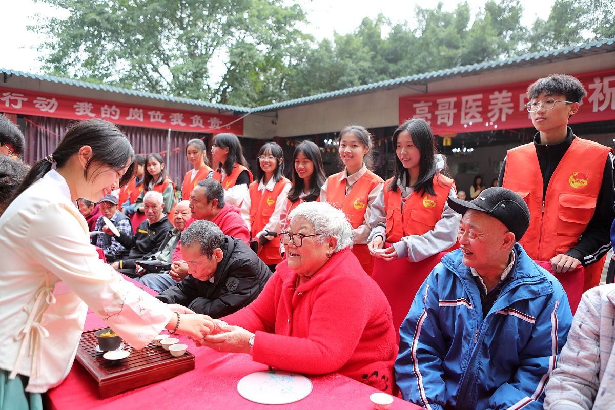 高中生志愿者活动：为老奶奶送去温暖的圣诞