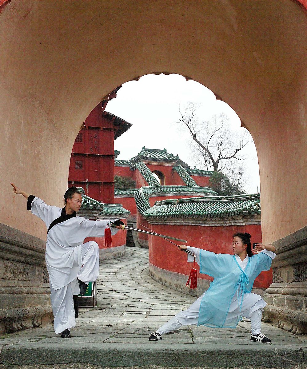 帮我编辑一条发朋友圈的文案武当山旅游