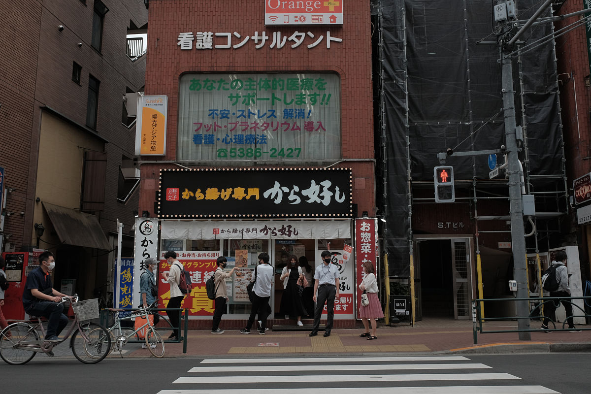 根据今和次郎的东京银座风俗记录分析这些年日本人生活中衣食住行方面的变化并分析在2023年后生活又会发生什么变化