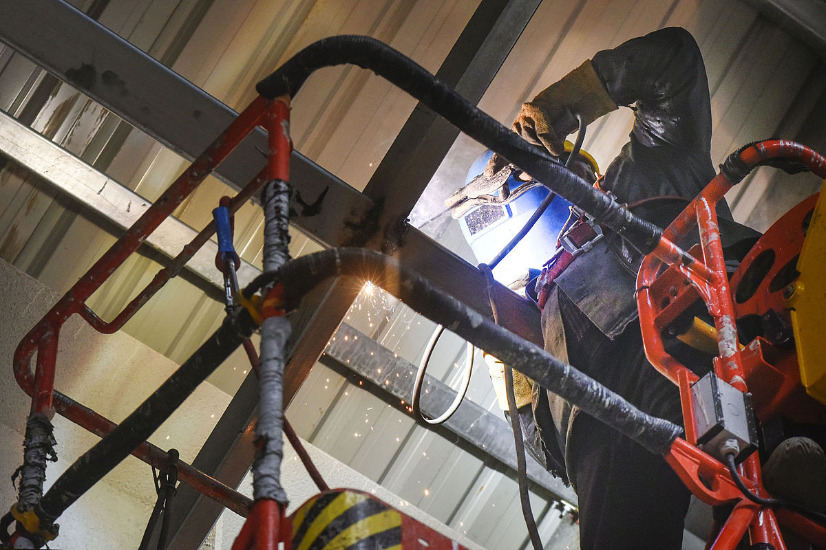 中建八局一公司见习商务工程师自我鉴定 - 努力学习，提升专业技能