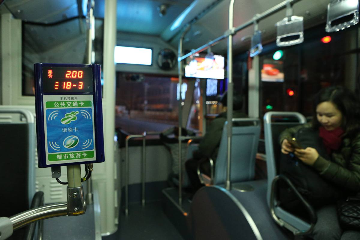 上海公交车贴心服务：上海话语音播报方便老年人出行