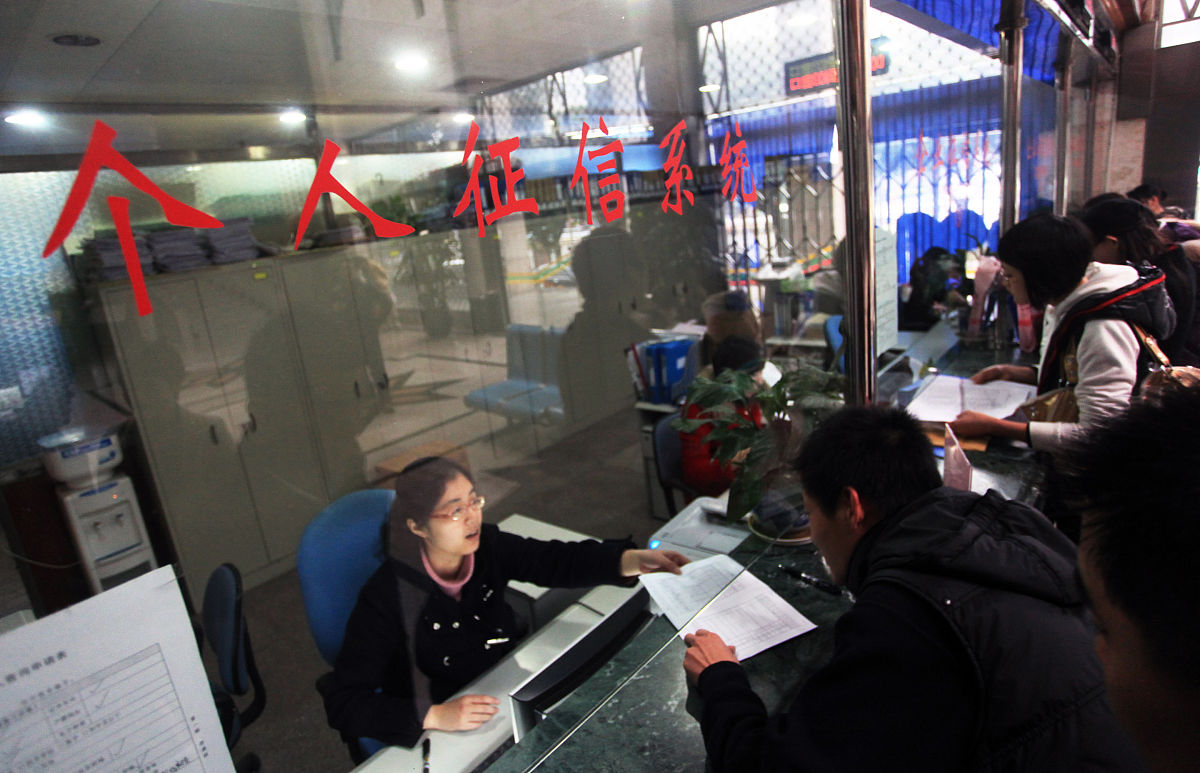 办事大厅人员忘带材料下跪怎么办？工作人员该如何处理？
