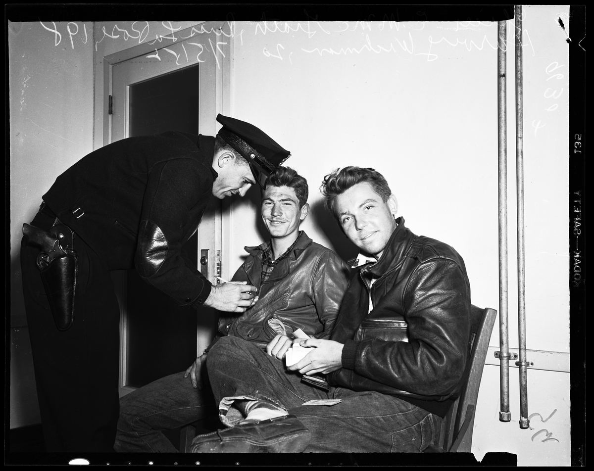 根据《摩登时代》影视作品撰写一篇1000字的观后感