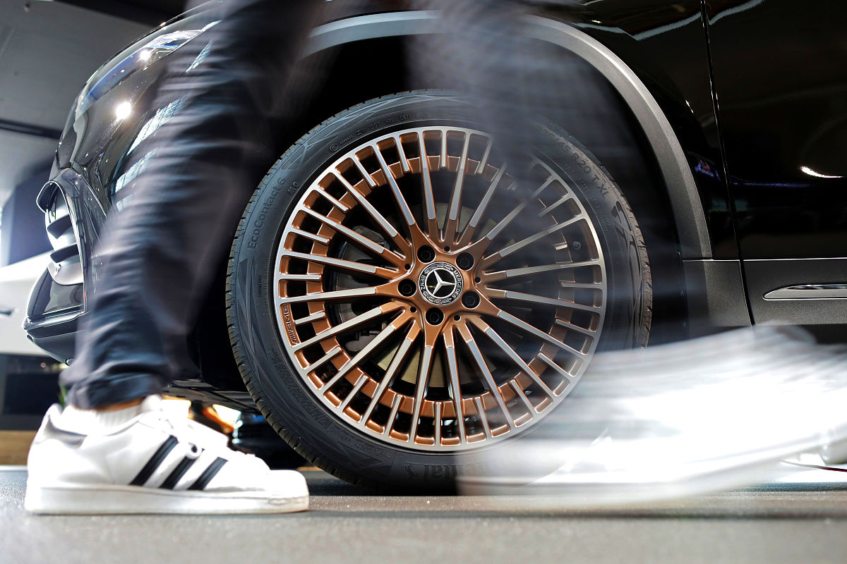 宝马 vs 奔驰：哪款车更适合你？