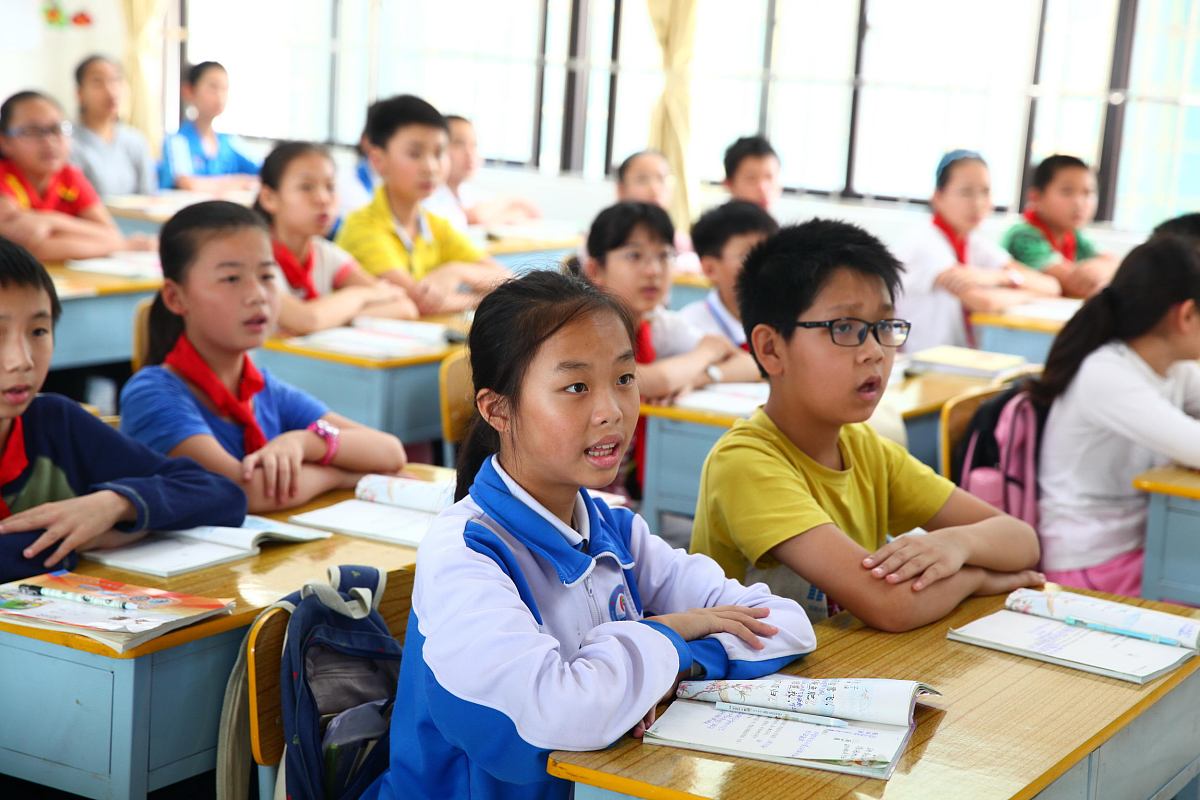 请你以座位为题以一个初一学生的视角写一篇600字左右的作文讲述一个与座位有关的故事并借此故事引发一些思考同时故事里的主要人物只能有这个初一学生