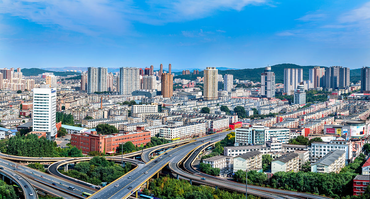 2021年10月1日,辽宁鞍山,航拍五一立交桥片区城市建筑群.