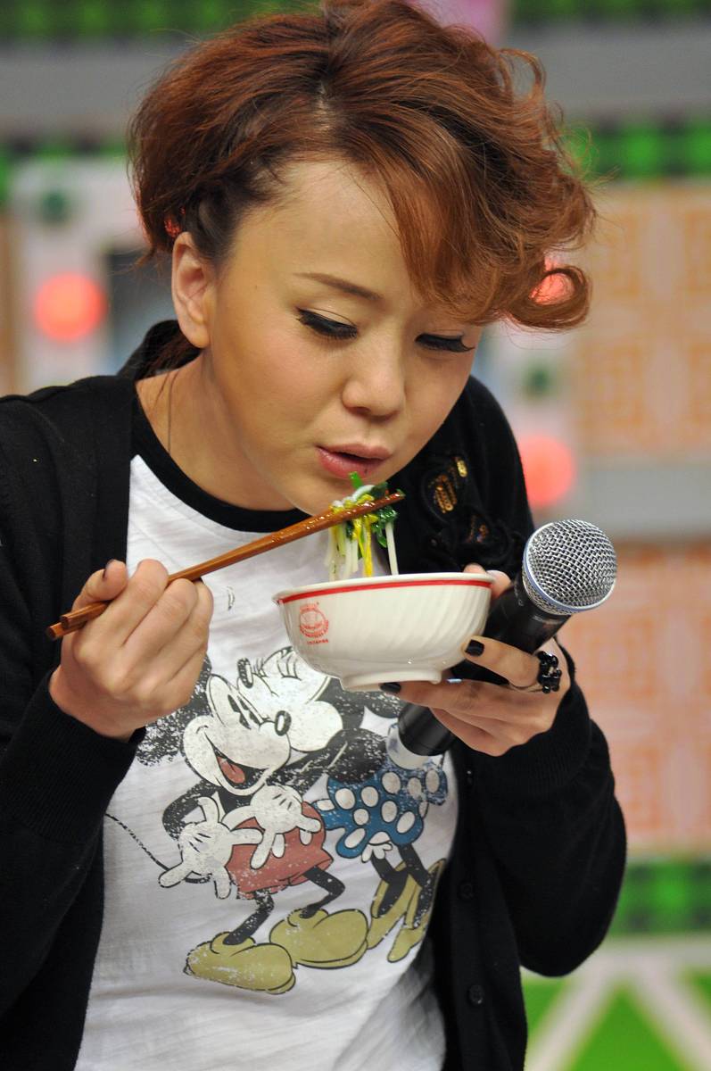 2011年3月8日,上海,美食类综艺节目《星厨大战》录制.王一楠+++_+++美