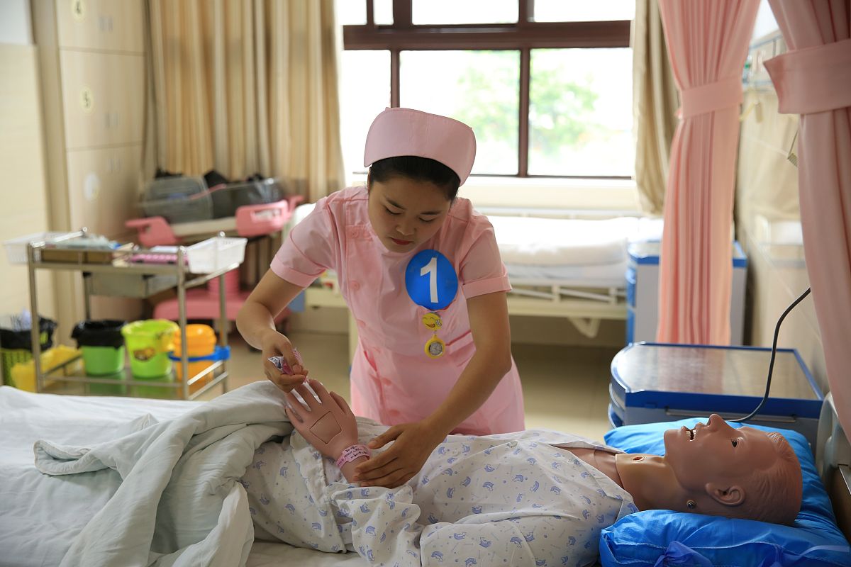 我需要你作为一名SEO帮助我把对应的关键词变为包含多个需求且吸引人的SEO长标题但要注意长标题不可以是疑问句以下是内容：新生儿换尿布注意事项