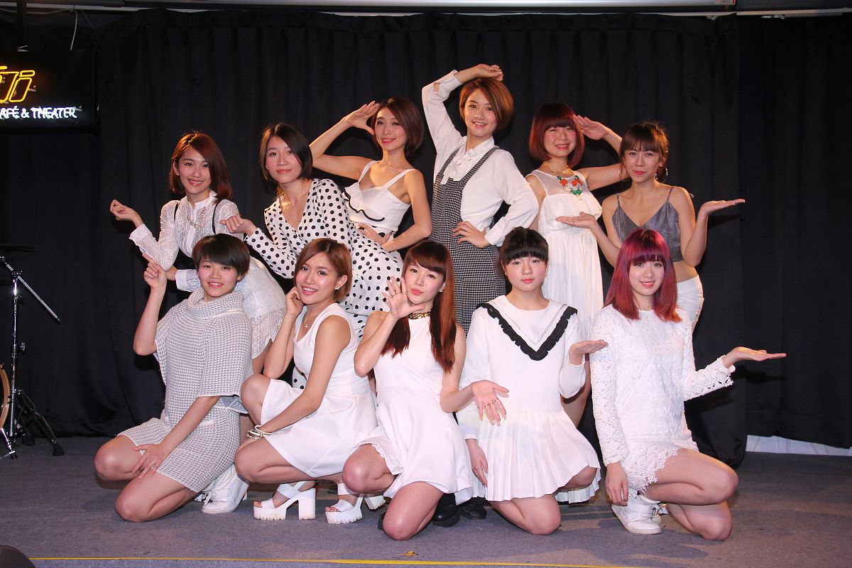 翻译：雨宮琴音あまみや ことねは、日本のアイドルグループであるAKB48のメンバーである。彼女は2010年にAKB48の研究生として加入し、2013年にチームAに昇格した。その後、2017年にAKB48を卒業した。彼女は主に歌唱力やダンスパフォーマンスの上手さで知られており、ファンからはことねという愛称で親しまれている。AKB48の活動の他にも、ドラマや舞台などでも活動している。