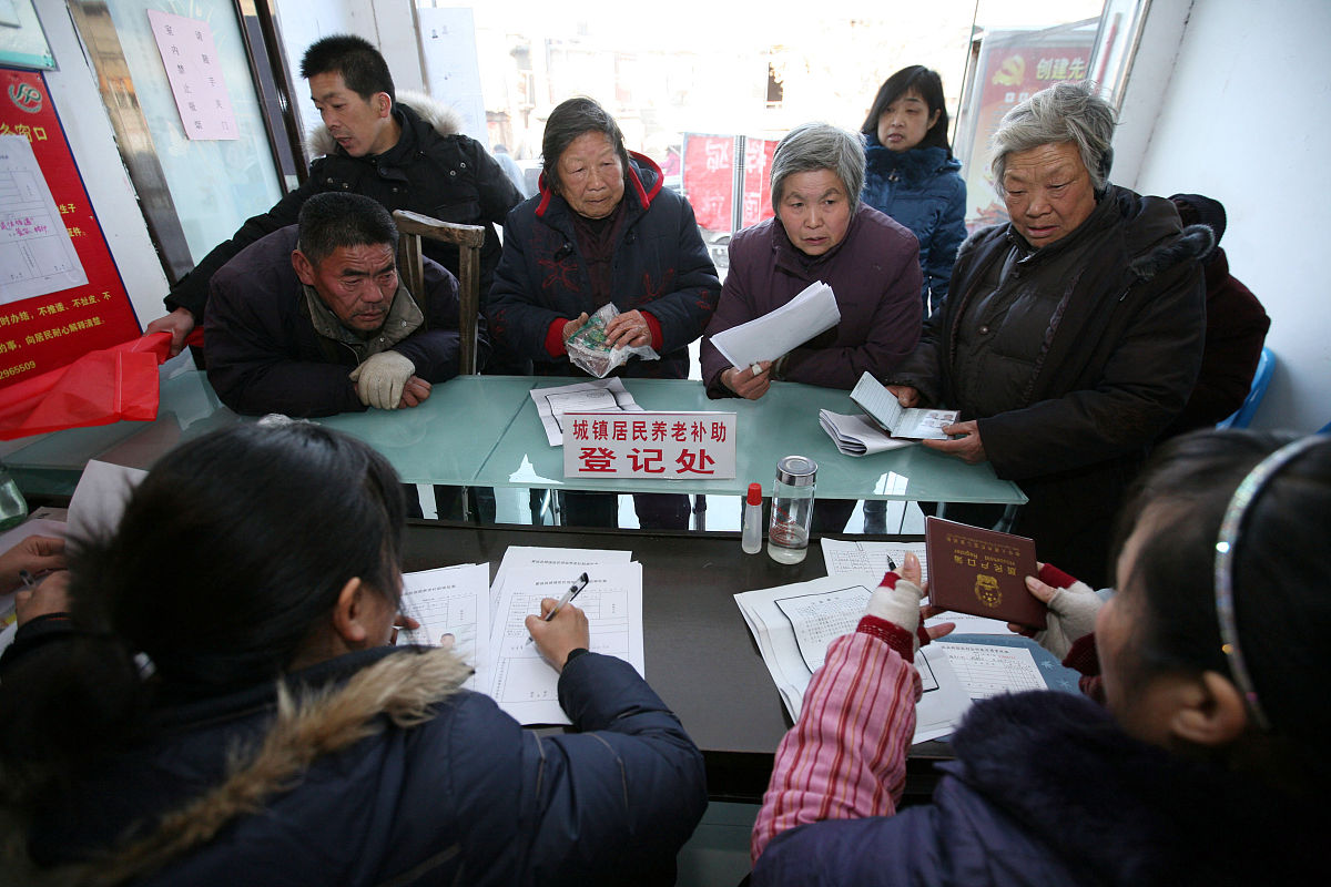 论述基于社会工作滁州市农村低收入家庭社区支持存在社区意识不强低收入家庭在社会工作中参与不足的问题写成一段话格式不少于500字。