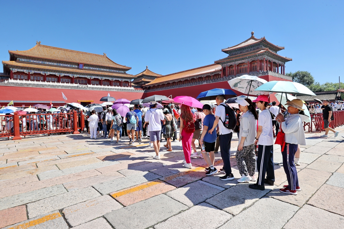 陪同外国友人参观颐和园请用英文模拟一段儿介绍的对话聊天儿