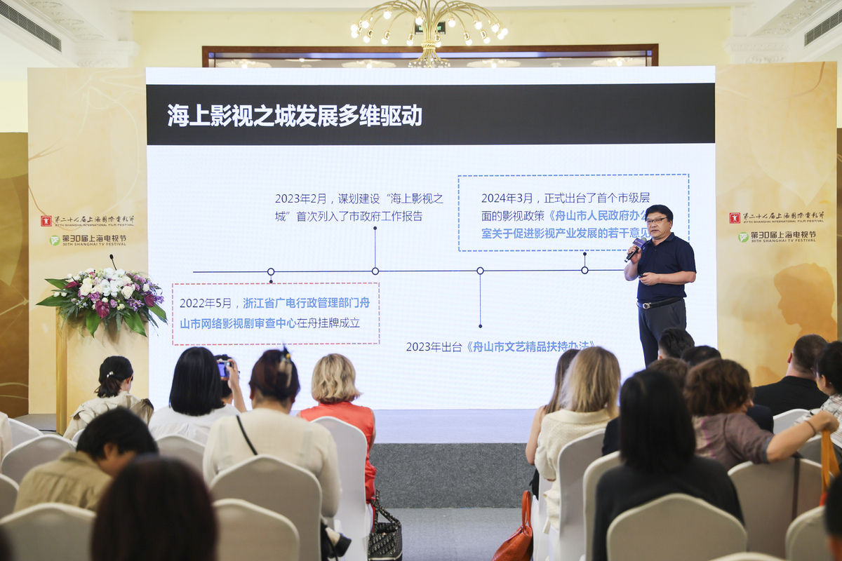用简单的中文口语回答：在很多人的面前做演讲的经历