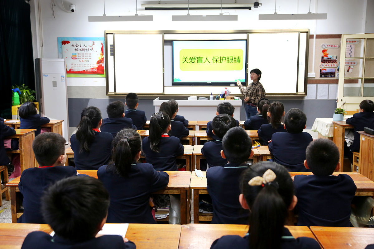 石牌镇小学家长讲堂召开暑期防溺水专题会