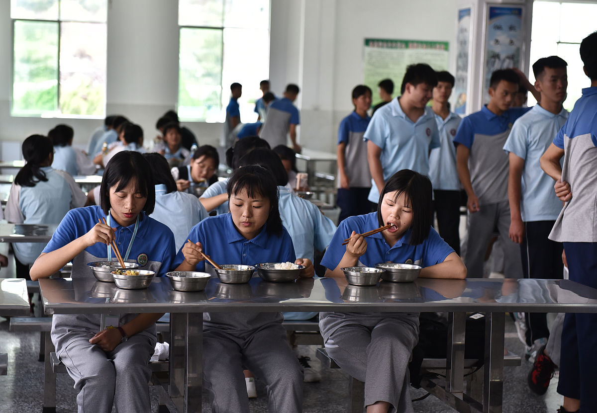 成都卫校教学困境：资源不足、学生素质参差不齐等问题