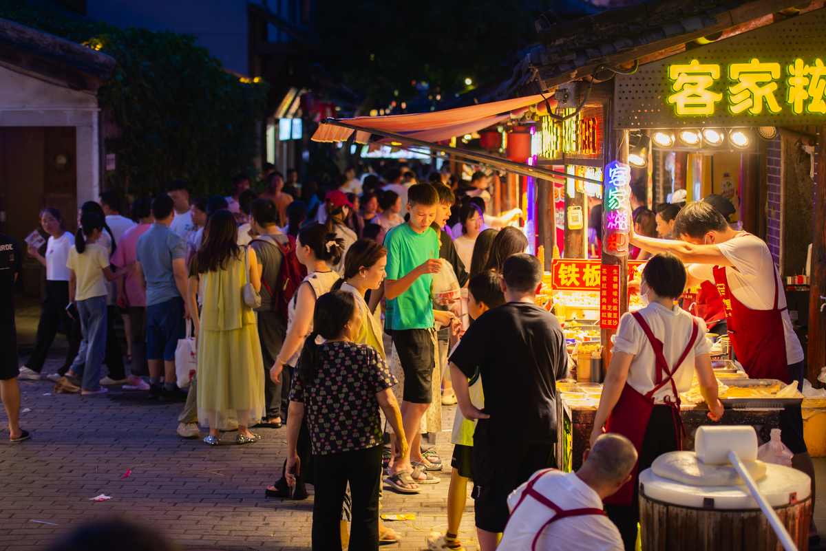 夜生活狂欢：探秘当地夜市和夜间活动