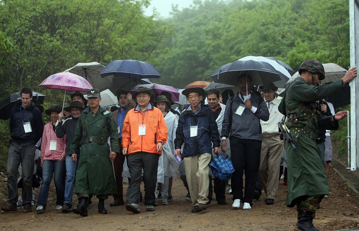 越籍非法劳工问题是广西中越边境地区一直面临的严峻问题。由于地理位置便利两国交流频繁这也导致了越南劳动力大量涌入中国并且一部分属于非法就业