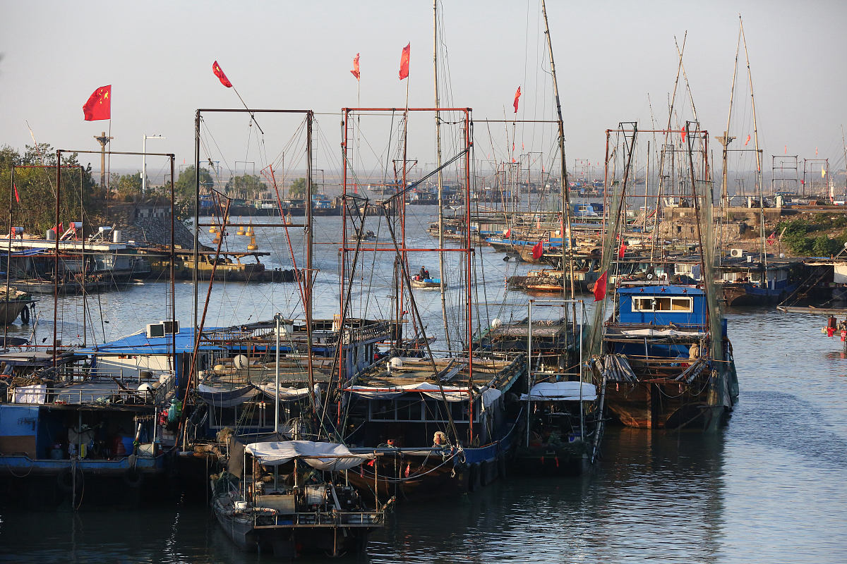 2018年10月28日,江苏淮安,洪泽湖.洪泽湖,图为湖上停泊的渔船.