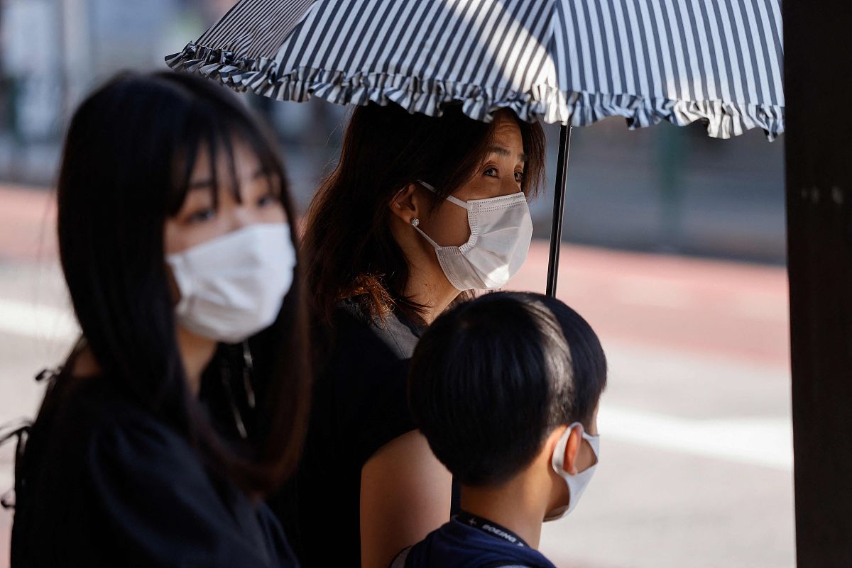 当地时间2021年8月1日,日本新冠疫情明显已进入"第五波",女人和孩子在