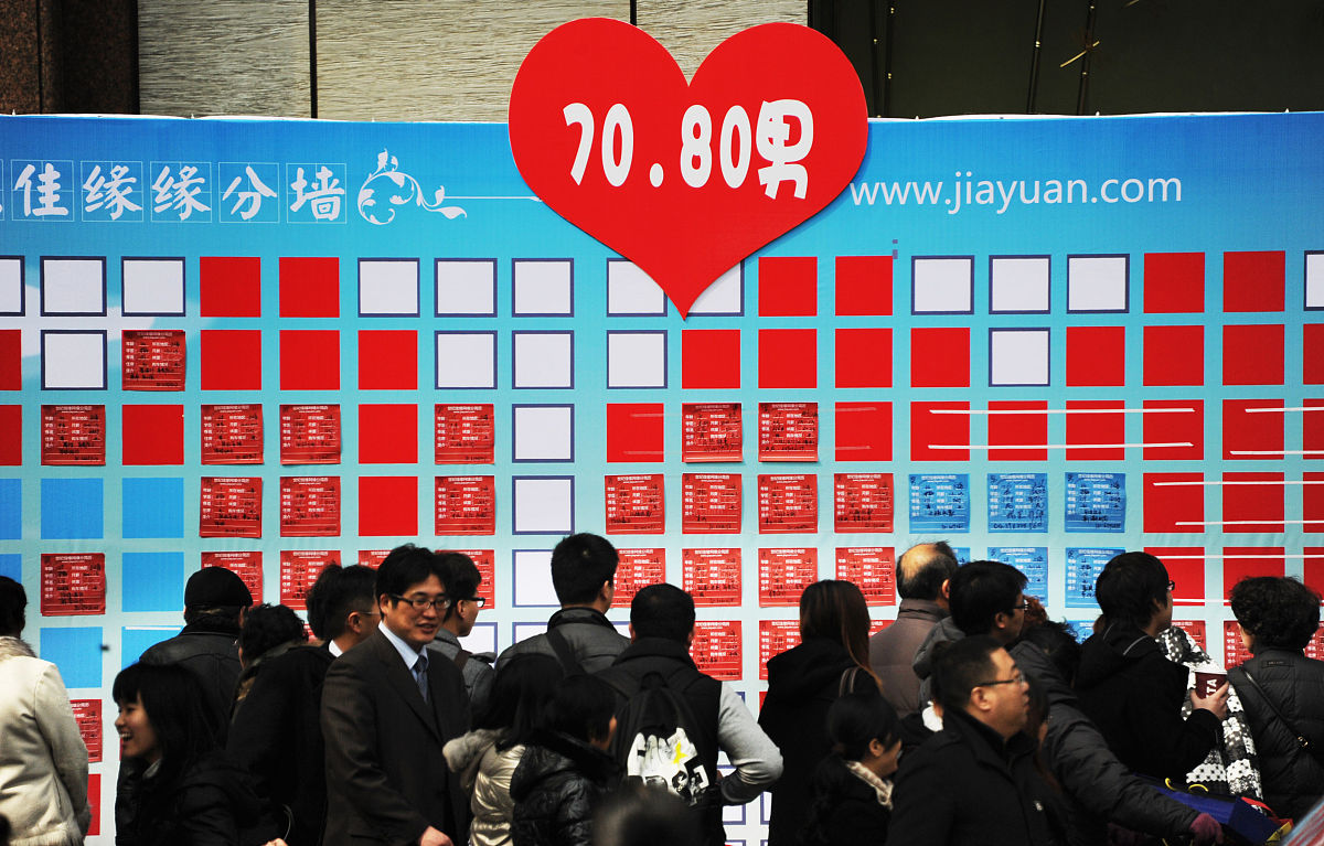 2012年03月08日,上海,当天是"三八"妇女节,新世界城门口别出心裁地搭