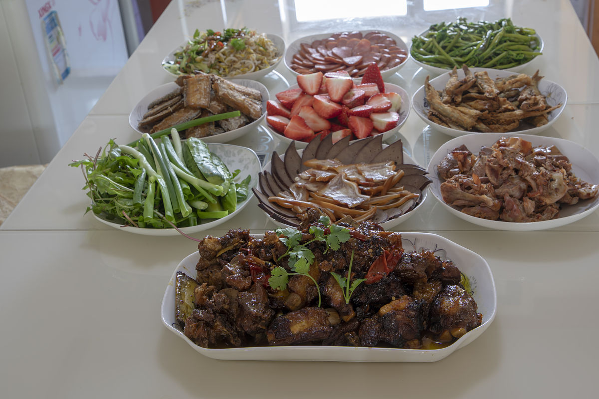 结合吉林省地域、文化、美食、特色、人文、产业等写一篇对外国宣传的方案