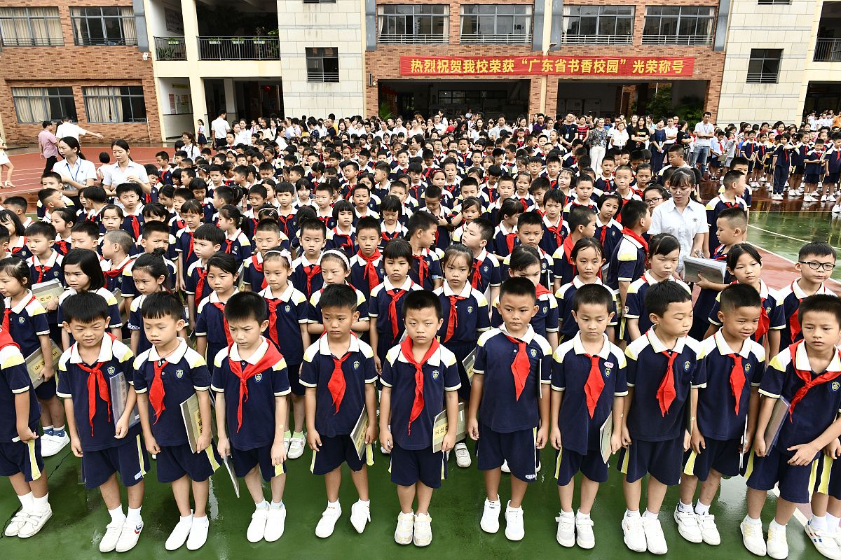 2019年9月2日,广东东莞,各个小学陆续开学,一所民办学校举办开学典礼.