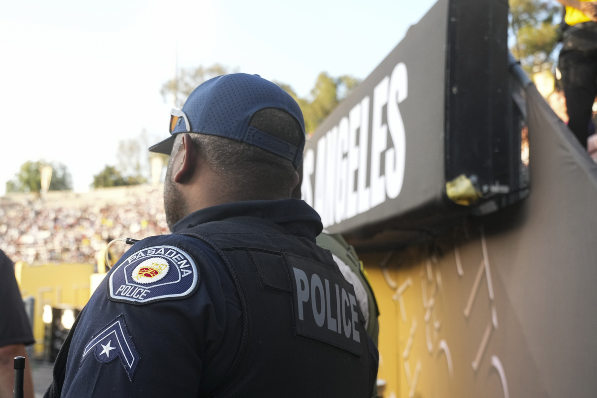 结合警务知识论述对警务知识的理解并结合数据警务技术专业和未来公安工作提出对未来的展望同时要体现思政部分如何用英文完成不少于300词