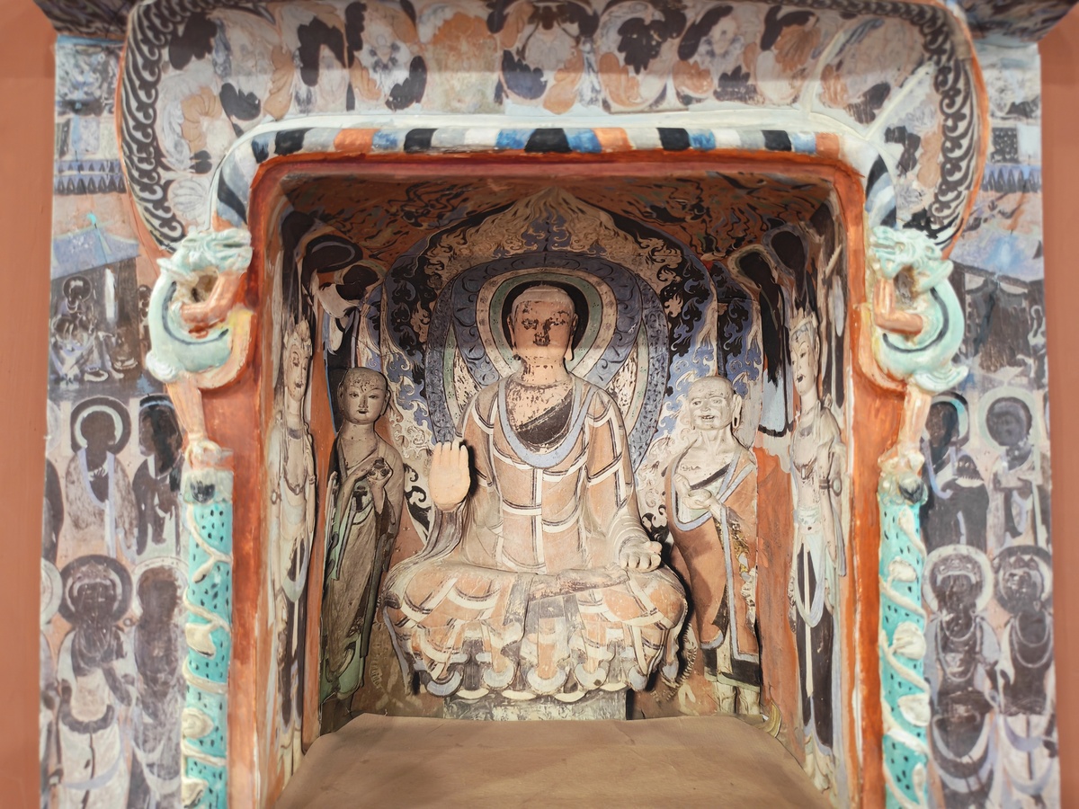 敦煌莫高窟旅游鉴赏：佛教艺术宝库与文化遗产
