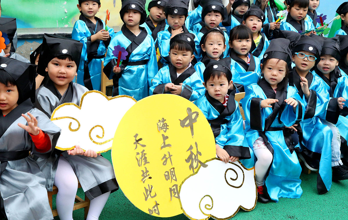 2017年9月28日,江苏苏州,身穿汉服的大儒中心幼儿园小朋友正在集体诵
