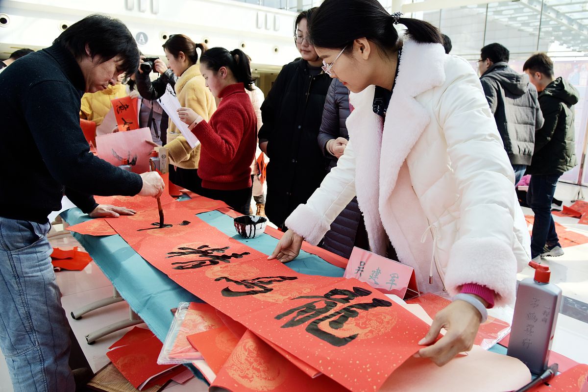 2021年2月7日,江苏南通,书法家在如皋市行政中心为机关党员干部书写廉