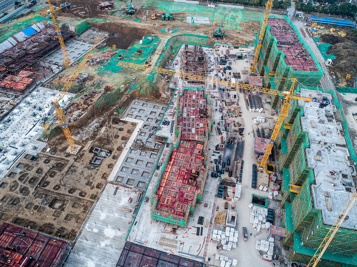 你正在撰写论文宝龙城市商场建设项目的安全分析与评价用事故统计数据进行说明建设项目施工过程中的基坑坍塌、机械伤害、高处坠落等事故风险带来的危害写成一段话格式不少于2000字。