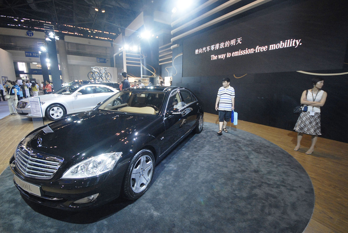 2009年7月30日,北京展览馆举行的进口车展上展示的奔驰汽车.奔驰s600l