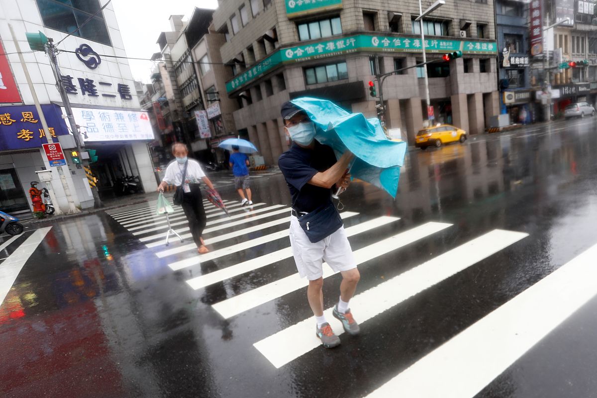 2021年9月12日,台湾,受台风"灿都"影响,台湾全岛12日笼罩在暴风圈中,