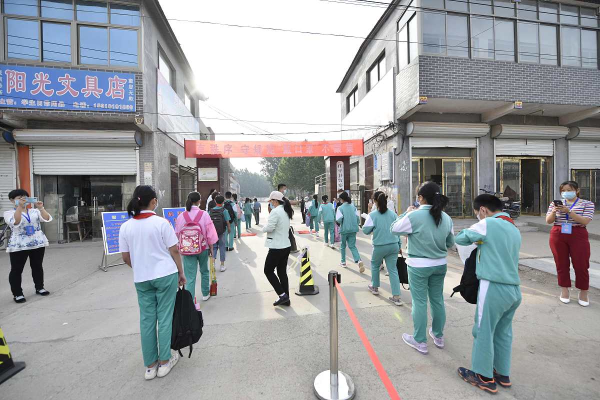 2020年5月25日,在山东省聊城茌平区贾寨镇中心小学,五,六年级的学生们