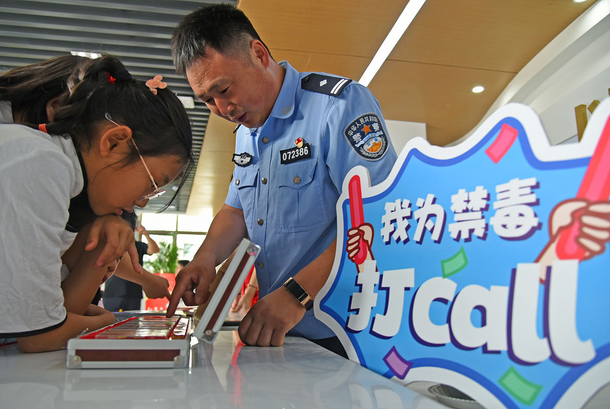 2021年6月26日,江苏连云港市海州区文昌社区,民警通