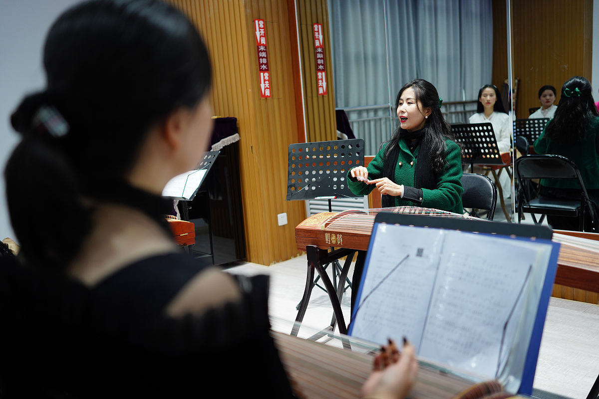 观看张蜀仙名师工作室教师作品音乐会视频绵阳1500字