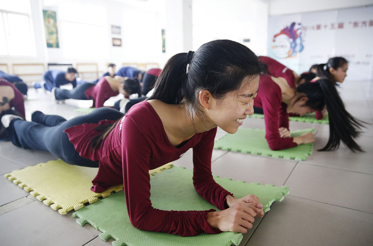 优化表述下午开课前大家正一起做肩颈操