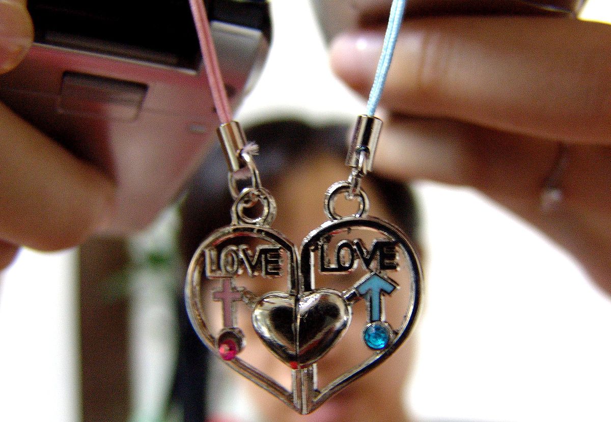 爱你的表达：项链背后的真心 | 如何回应恋人关于礼物的疑问