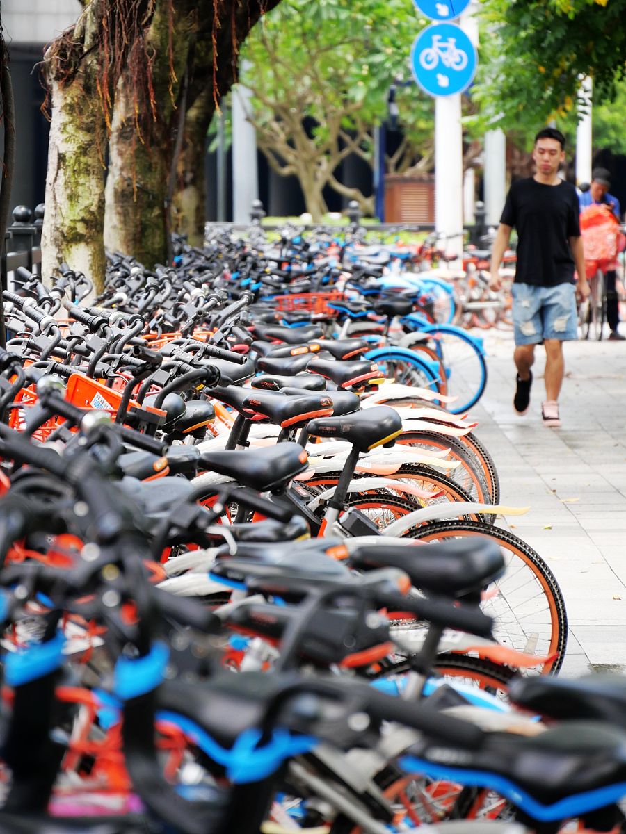 ：从2016年开始满城又见自行车的景象回来了因为有了共享单车骑着它出门办个事儿很方便。这种共享模式使大家的中短途出行既便利又实惠因而大受欢迎。为了尽快开拓市场占领更大份额资本也趋之若鹜各种颜色的共享单车一哄市上争夺用户。但人们没想到的是很快这个新生事物就给人们带来了新的烦恼。共享单车实现了便利出行但其超量投放却给城市管理带来了不小的麻烦更至无法投放的自行车被集中停放被称为共享单车坟场。此外它在停放