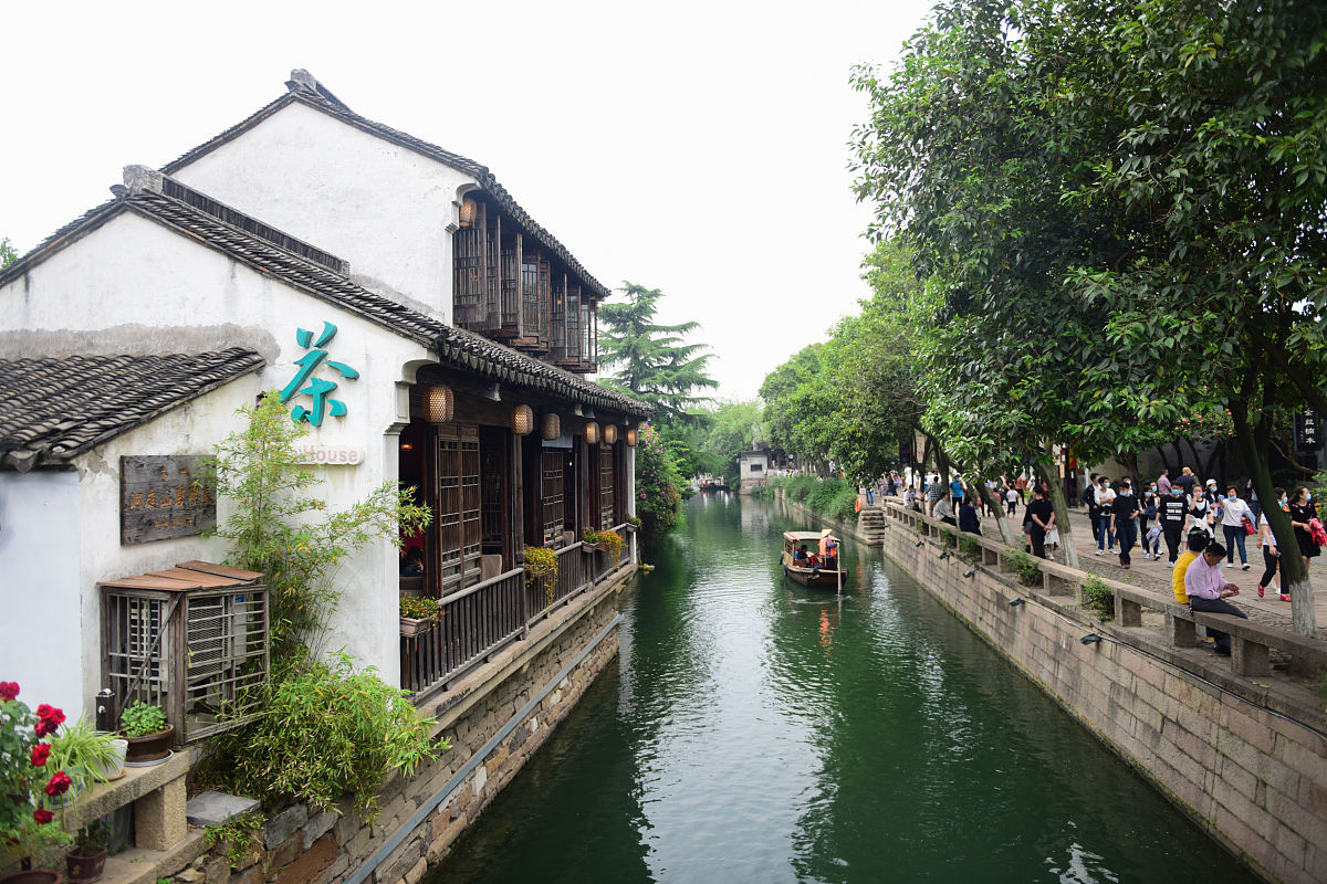 2020年5月1日,苏州,"五一"小长假第一天,平江路装扮一新,众多游客到此