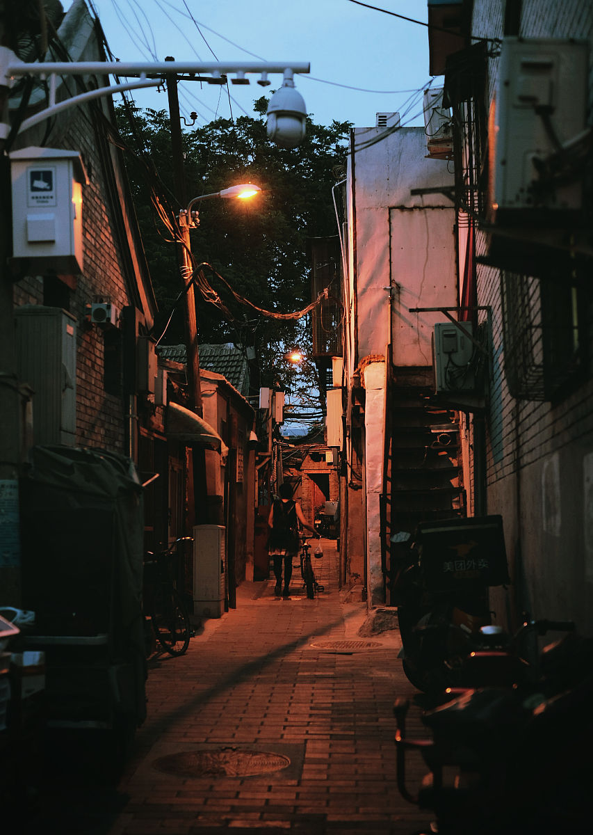 请给这篇文章起标题：在江南的一个小巷里宋馨年站在一间咖啡厅门口掏出手机一次又一次地看时间似乎在等什么人。 快六点了苏言应该快到了吧。 想到这儿馨年便不受控制地打了一个冷颤。 两年前苏言和她分手之后他们便再也没见过面 两年之后宋馨年独自到记忆中的江南小镇旅行疗伤却偶然遇到了这个自己日日夜夜思念的初恋。 看到彼此的瞬间两人都没有多说什么只是简单地问候了一下。 但是他们的心中都难以平静因为他们都知道彼