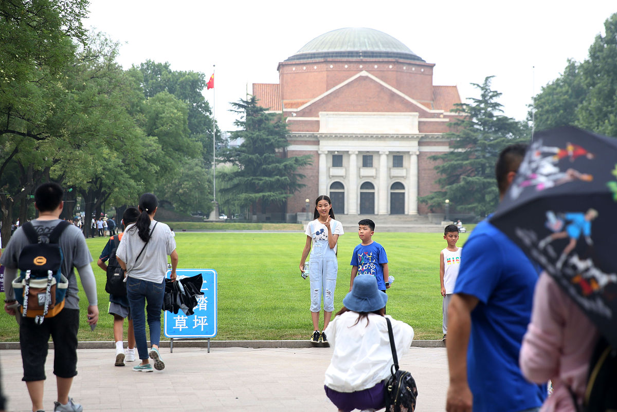 2018年8月2日,北京,清华大学迎来暑期参观潮,校园内游客有增无减,在清
