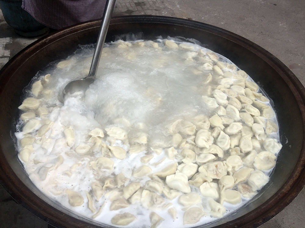 煮冰冻饺子黏住了