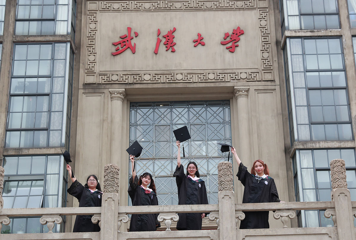 2021年6月21日,武汉大学,2021年毕业学生在现场拍摄留念.