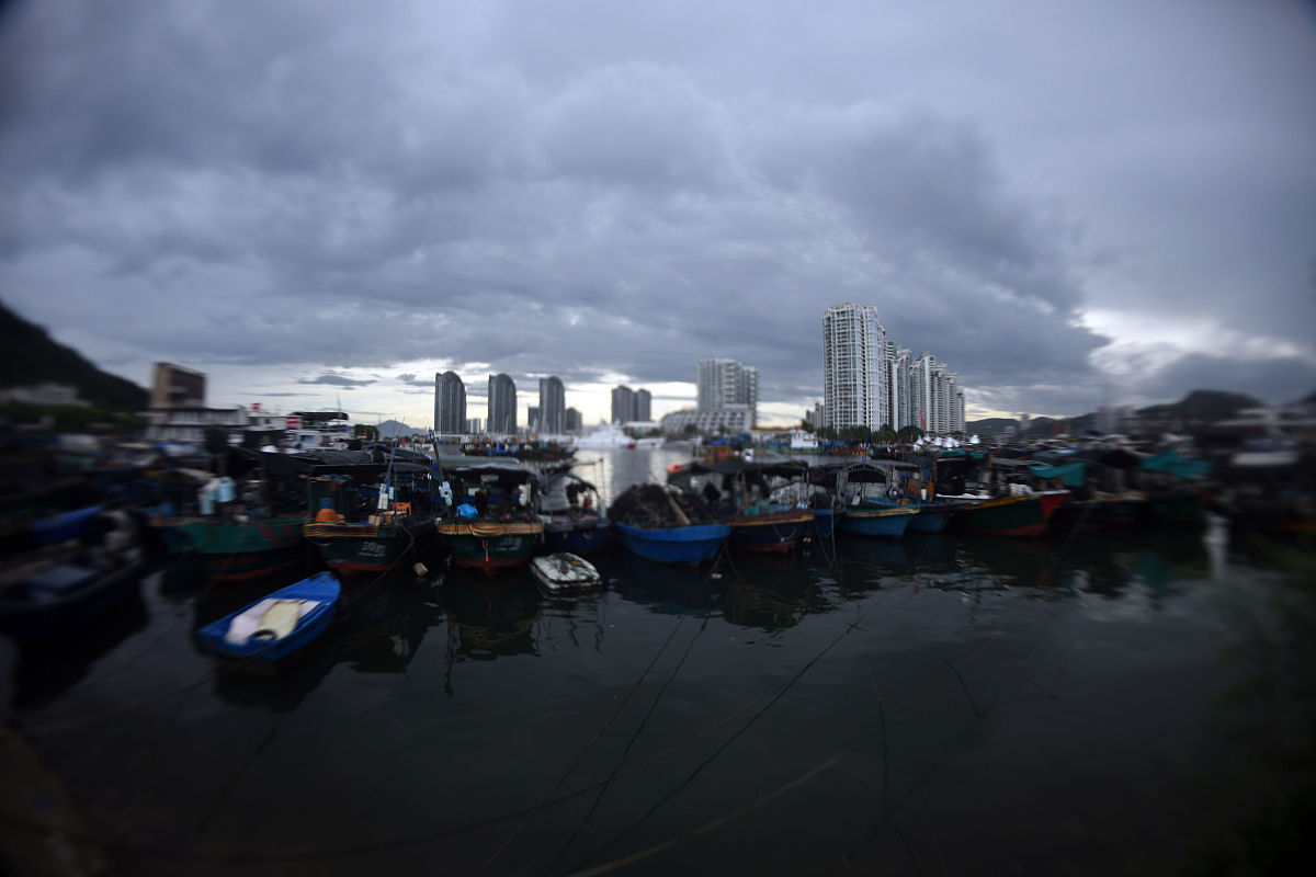 2020年9月17日,海南三亚,因受台风"红霞"影响,船只回到港内避风.