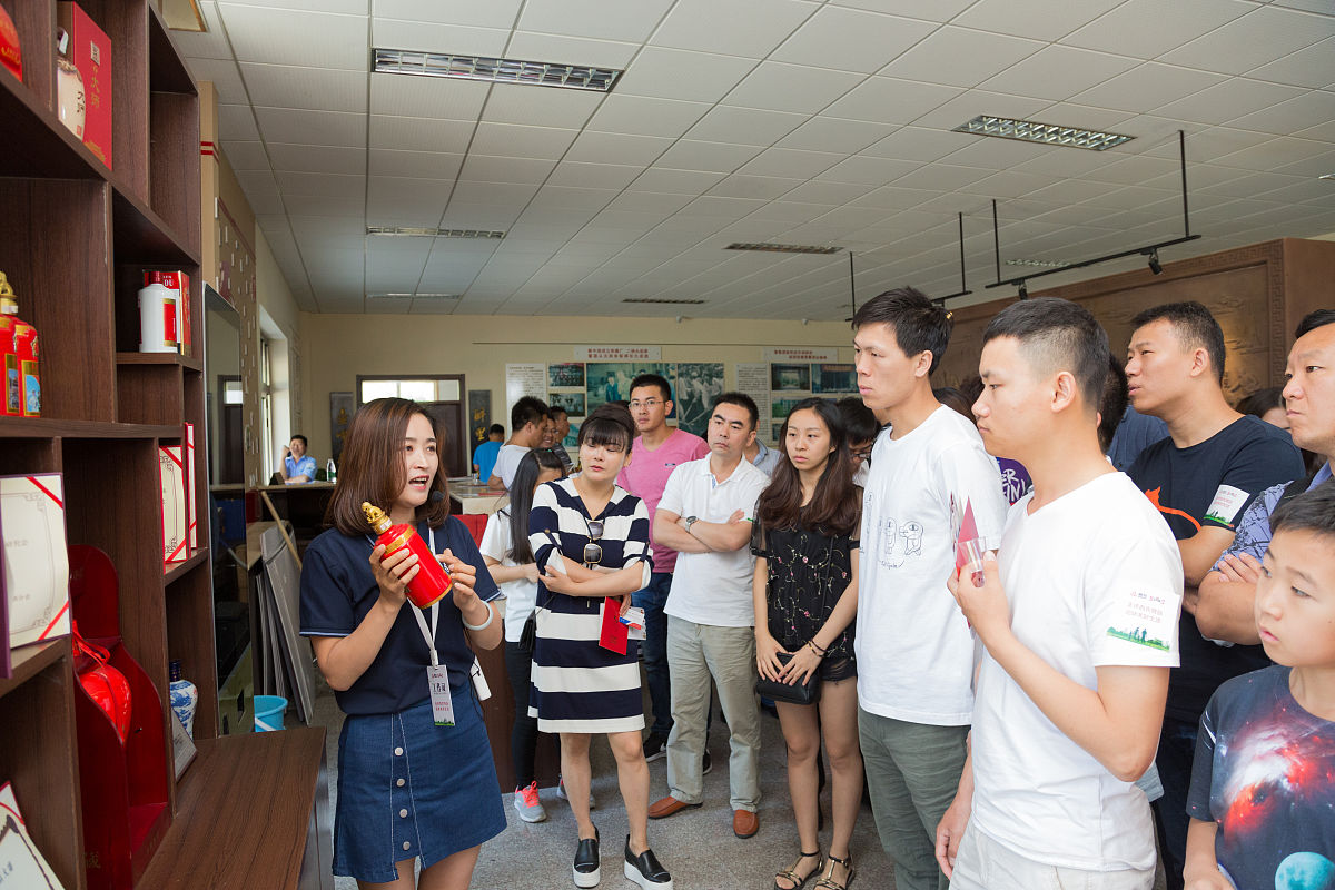 退休老同志参观德阳校区，共忆往昔展望未来