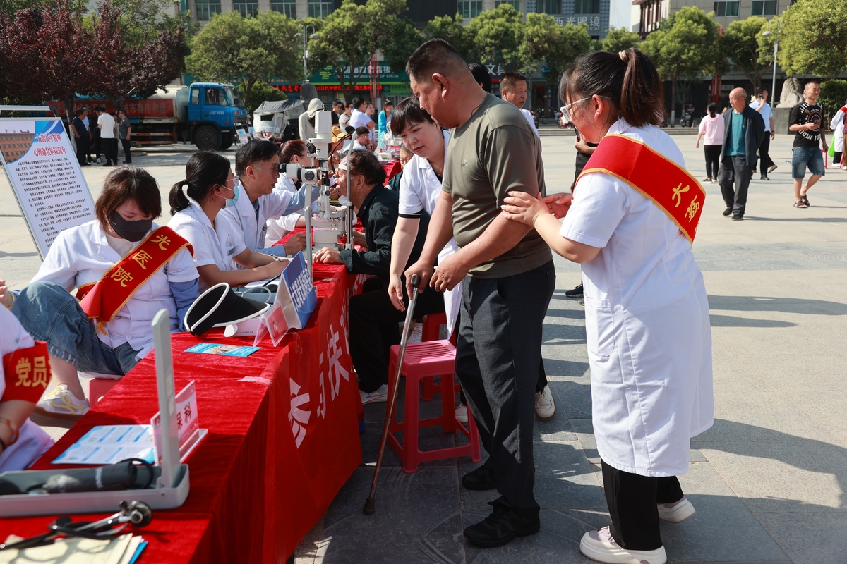 军训暖心故事：校红十字会志愿者化身通讯员，为学生传递爱与支持