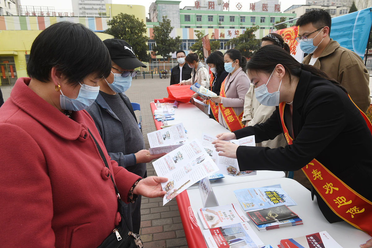 禁毒社会工作者在开展吸毒人员社区康复时发现不少服务对象陷入就业困难有的服务对象表示用工单位对他们存在歧视自己根本无法找到工作；有的表示自己曾经吸毒是个废人不可能找到工作了；有的表示在求职面试时总是感到自卑容易紧张不安。同时社会工作者也发现有一些服务对象走出了困境顺利就业。社会工作者计划运用社会工作专业方法为陷入就业困境的服务对象开展就业辅导小组服务。本次小组共分为五节总目标设定为协助组员去标签提高